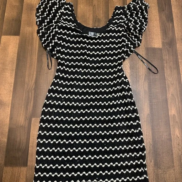 GUESS
Black and White Bodycon Mini Dress - Picture 2 of 10